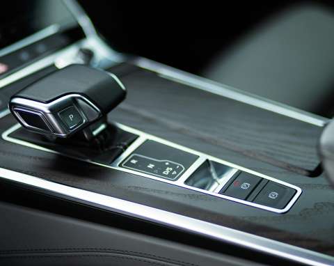 ¿Para qué sirven el más y el menos en un carro automático y cómo usarlos?