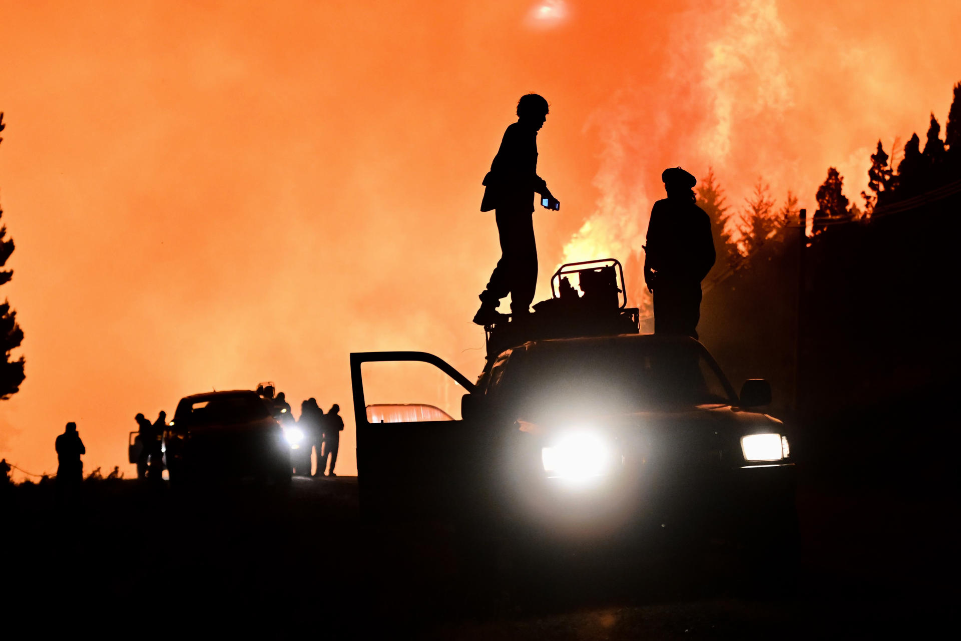 AME3595. EL HOYO (ARGENTINA), 09/01/2026.- Fotografía cedida por la Provincia de Chubut que muestra personas cerca a un incendio forestal este viernes, en el Hoyo provincia de Chubut (Argentina). De acuerdo con la Agencia Federal de Emergencias, desde principios de diciembre, los incendios forestales ya devastaron más de 4.000 hectáreas de bosques y zonas residenciales en la Patagonia, incluidos sectores de algunos parques nacionales. EFE/ Provincia de Chubut /SOLO USO EDITORIAL/ NO VENTAS/ SOLO DISPONIBLE PARA ILUSTRAR LA NOTICIA QUE ACOMPAÑA (CRÉDITO OBLIGATORIO)