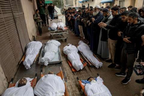 Palestinos de Gaza lloran a sus seres queridos