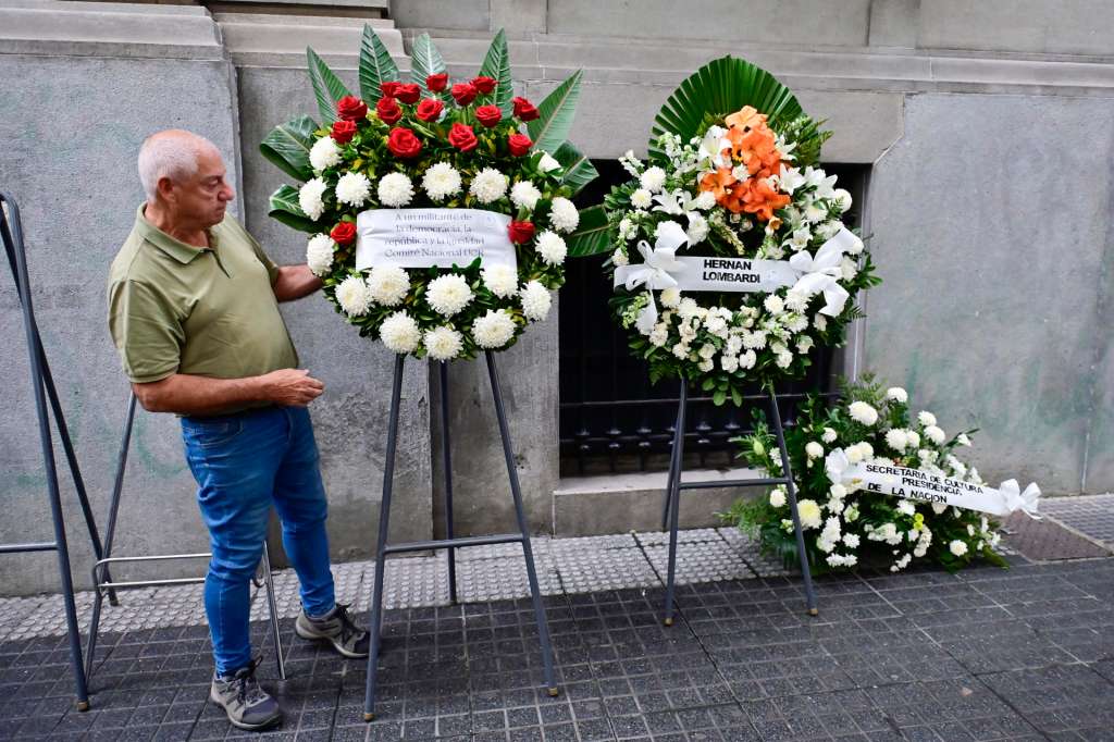 AME5252. BUENOS AIRES (ARGENTINA), 20/04/2026.- Una persona observa arreglos florales durante el funeral del actor argentino Luis Brandoni este lunes, en Buenos Aires (Argentina). Brandoni falleció a los 86 años en un hospital de Buenos Aires, donde estaba ingresado desde el 11 de abril tras sufrir una caída en su domicilio. EFE/ Matías Campaya