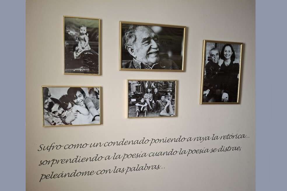 Detalle de una pared de la Casa Estudio Cien Años de Soledad en Ciudad de México, con fotografías de la familia García Barcha.