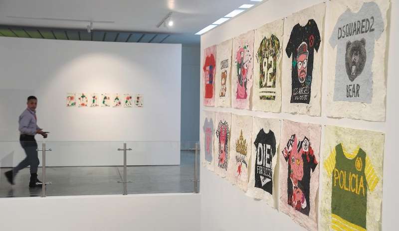 La obra de Camilo Restrepo, en la imagen, uno de los cuatro expositores de "Contra-política", se exhibe en el segundo piso de La Cometa. / Gustavo Torrijos