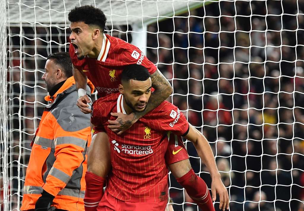 Liverpool (United Kingdom), 14/12/2024.- Liverpool's Cody Gakpo (R) celebrates with teammate Luis Diaz after scoring the 1-1 goal during the English Premier League soccer match between Liverpool FC and Fulham FC, in Liverpool, Britain, 14 December 2024. (Reino Unido) EFE/EPA/PETER POWELL