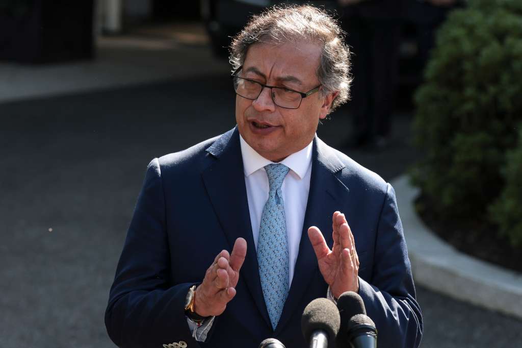 Washington (Usa), 20/04/2023.- Colombian President Gustavo Petro talks to reporters outside of the West Wing of the White House after a meeting with US President Joe Biden in Washington, DC, USA, on 20 April 2023. (Estados Unidos) EFE/EPA/Oliver Contreras / POOL