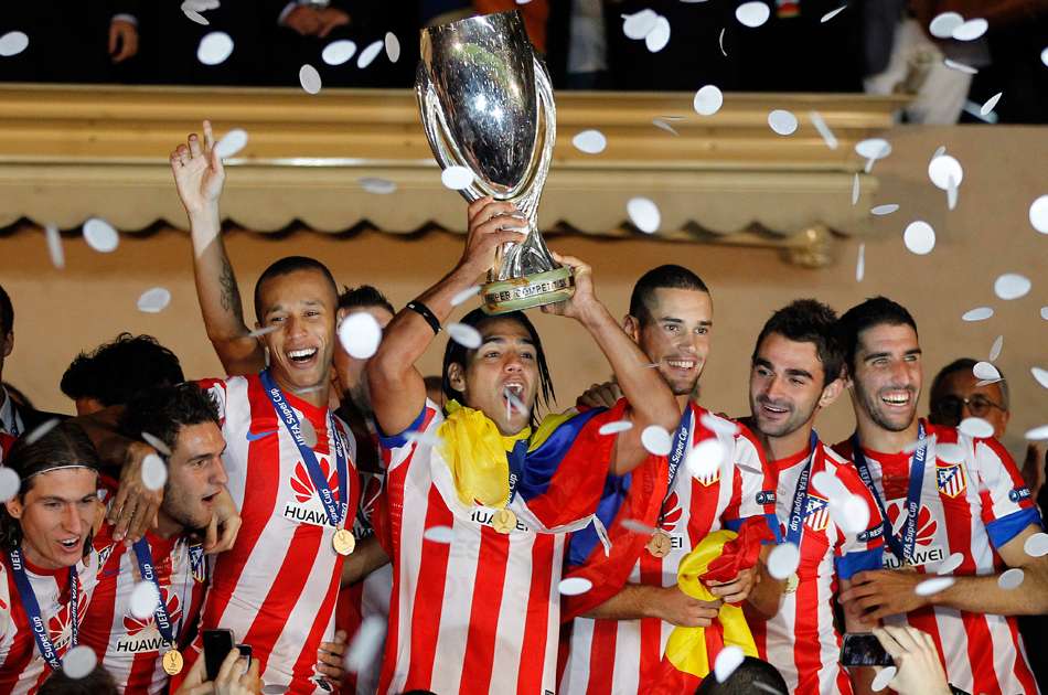 Falcao García con el trofeo de la Supercopa de Europa.