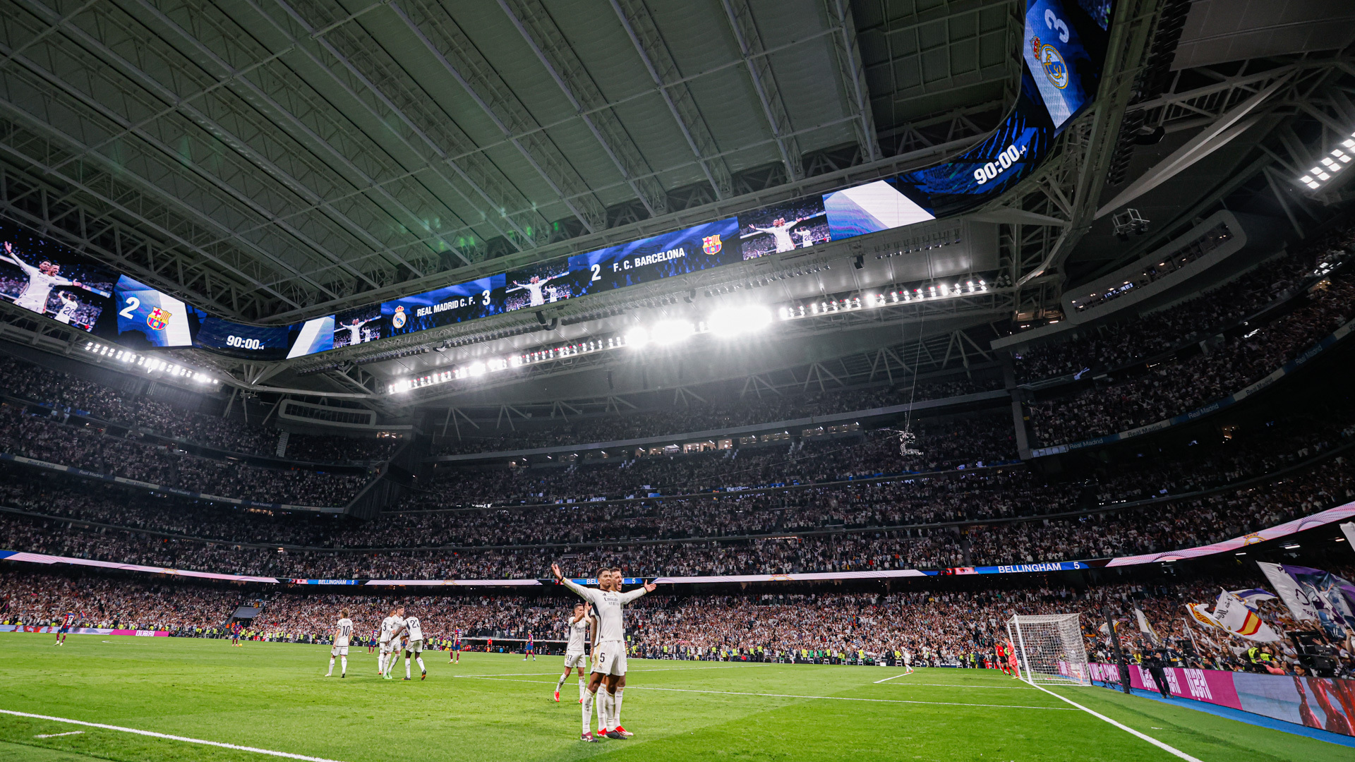 Esta es la imagen en la que esta basada la portada del juego. Bellingham, jugador del Real Madrid celebrando el triunfo frente al FC Barcelona en el estadio Santiago Bernabeu.