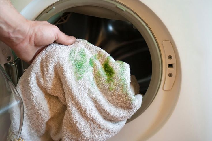La pintura fluorescente a menudo contiene un agente de unión que ayuda a sellar el pigmento en su lugar, lo que hace que sea aún más difícil de eliminar.
