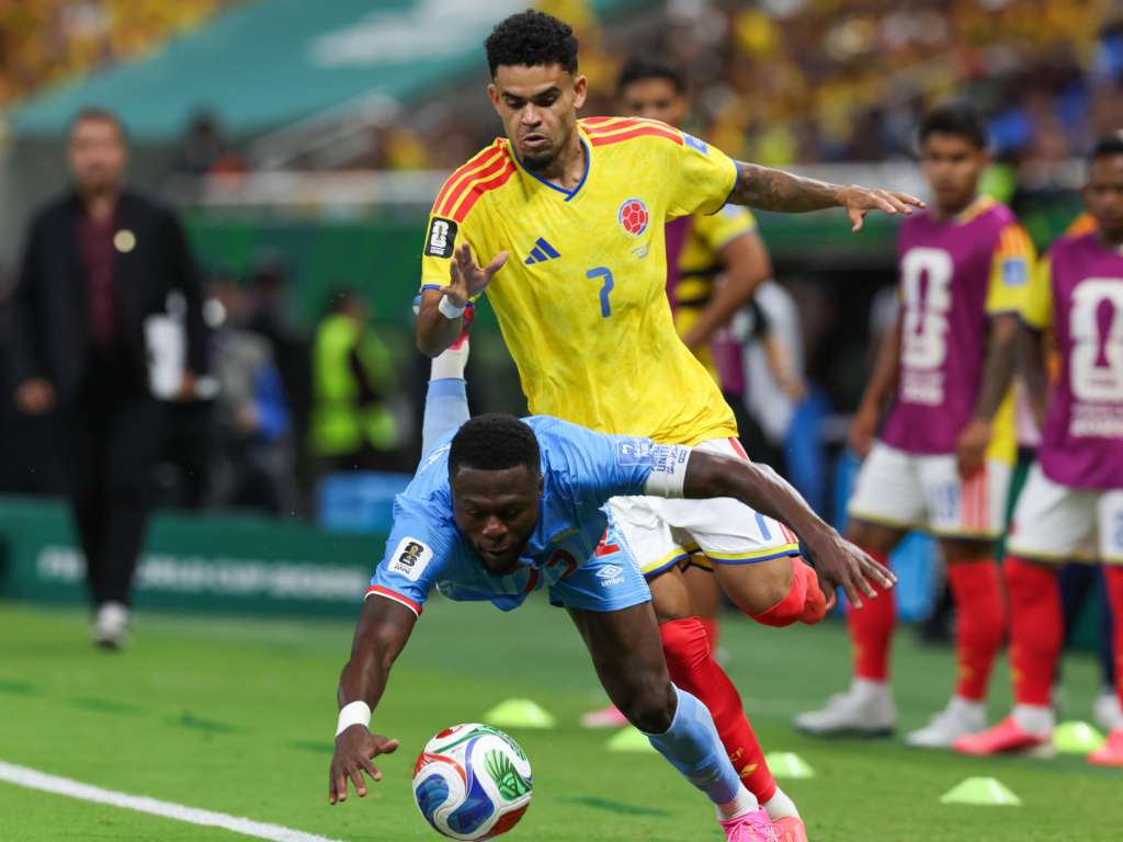 GR3227. GUADALAJARA (MÉXICO), 23/06/2026.- Luis Díaz (arriba) de Colombia disputa el balón con Mangulu Mbemba de RD Congo este martes, durante un partido del grupo K del Mundial de la FIFA 2026 entre Colombia y RD Congo en el estadio Akron en Guadalajara (México). EFE/ Alex Cruz