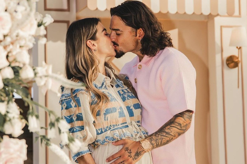 El cantante reveló que su hija París está próxima a nacer, pero antes debe cumplir un compromiso. Pide que la bebé lo espere. Esto dijo.
