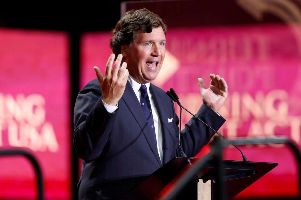 GLENDALE (USA), 22/09/2025.- US media personality Tucker Carlson speaks during the public memorial service of political activist Charlie Kirk at State Farm Stadium in Glendale, Arizona, USA, 21 September 2025. Kirk was shot and killed on 10 September during a stop on his American Comeback Tour organized by Turning Point USA at Utah Valley University. EFE/EPA/CAROLINE BREHMAN