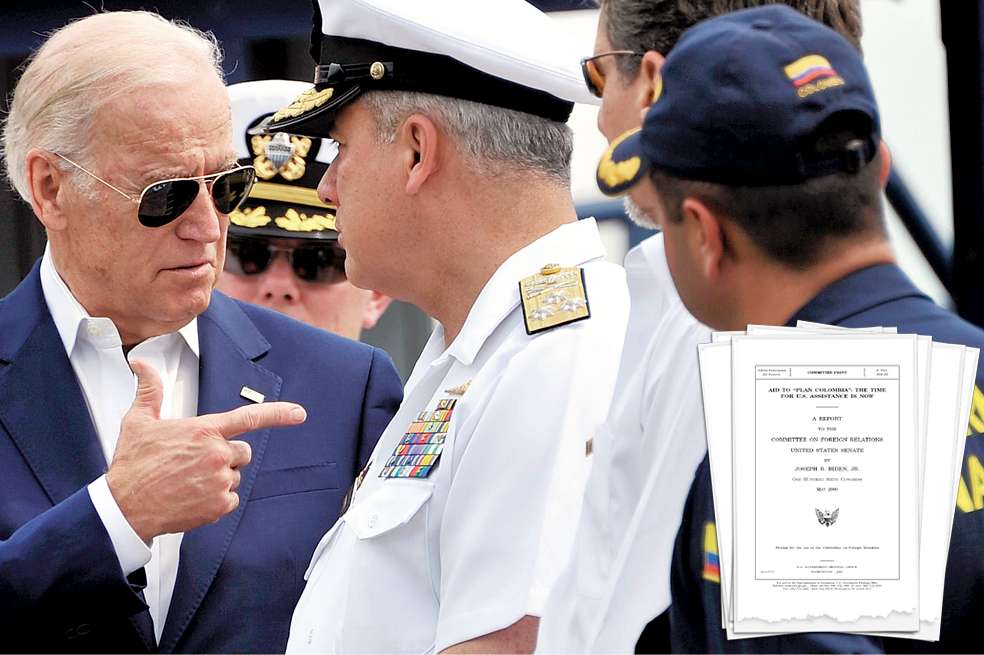 Joe Biden y el vicealmirante de la Armada colombiana Ernesto Durán en la base naval de Cartagena. Al lado, facsímiles del informe de 51 páginas con el que Biden repasó la historia de nuestro país y convenció al Senado de su país para ratificar el apoyo presupuestal al Plan Colombia en el año 2000. / AFP