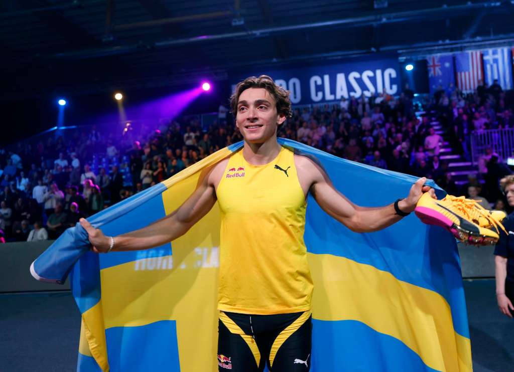 UPPSALA (Sweden), 12/03/2026.- Sweden's Armand Duplantis reacts after jumping 6.31 and setting a new world record during the pole vault gala Mondo Classic at the IFU arena in Uppsala, Sweden, 12 March 2026. (Salto con pértiga, Suecia) EFE/EPA/FREDRIK PERSSON SWEDEN OUT