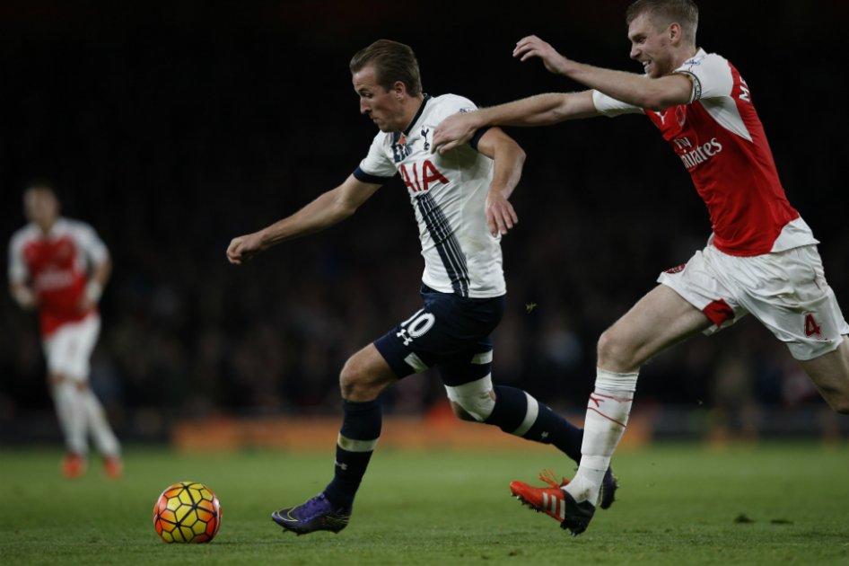 Harry Kane, delantero del Tottenham, disputa una pelota con Per Mertesacker, defensor del Arsenal. / AFP