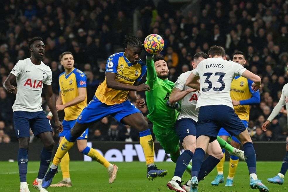 La defensa de Tottenham, muy comprometida con la derrota del equipo.