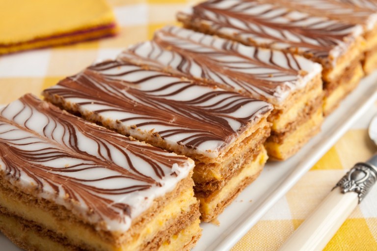 Siete pasos para preparar una milhoja con crema de chocolate y café