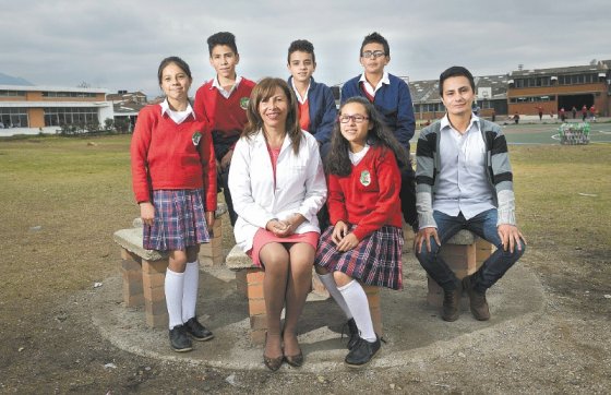 La profesora Leda Galván, el intermediario en Zipaquirá, José Ignacio Castro y los niños de noveno grado del Instituto Técnico Industrial de Zipaquirá. Así luce la plataforma de La Liga del Agua. / Fotos: Luis Ángel