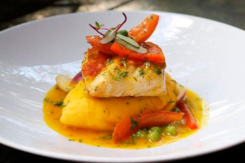 Recetas Cromos cómo hacer corvina de mar a la chorrillana y puré de papa criolla