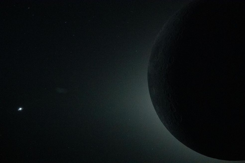 Esta foto captura un eclipse solar total, con solo una parte de la Luna visible en el encuadre mientras oculta completamente el Sol.