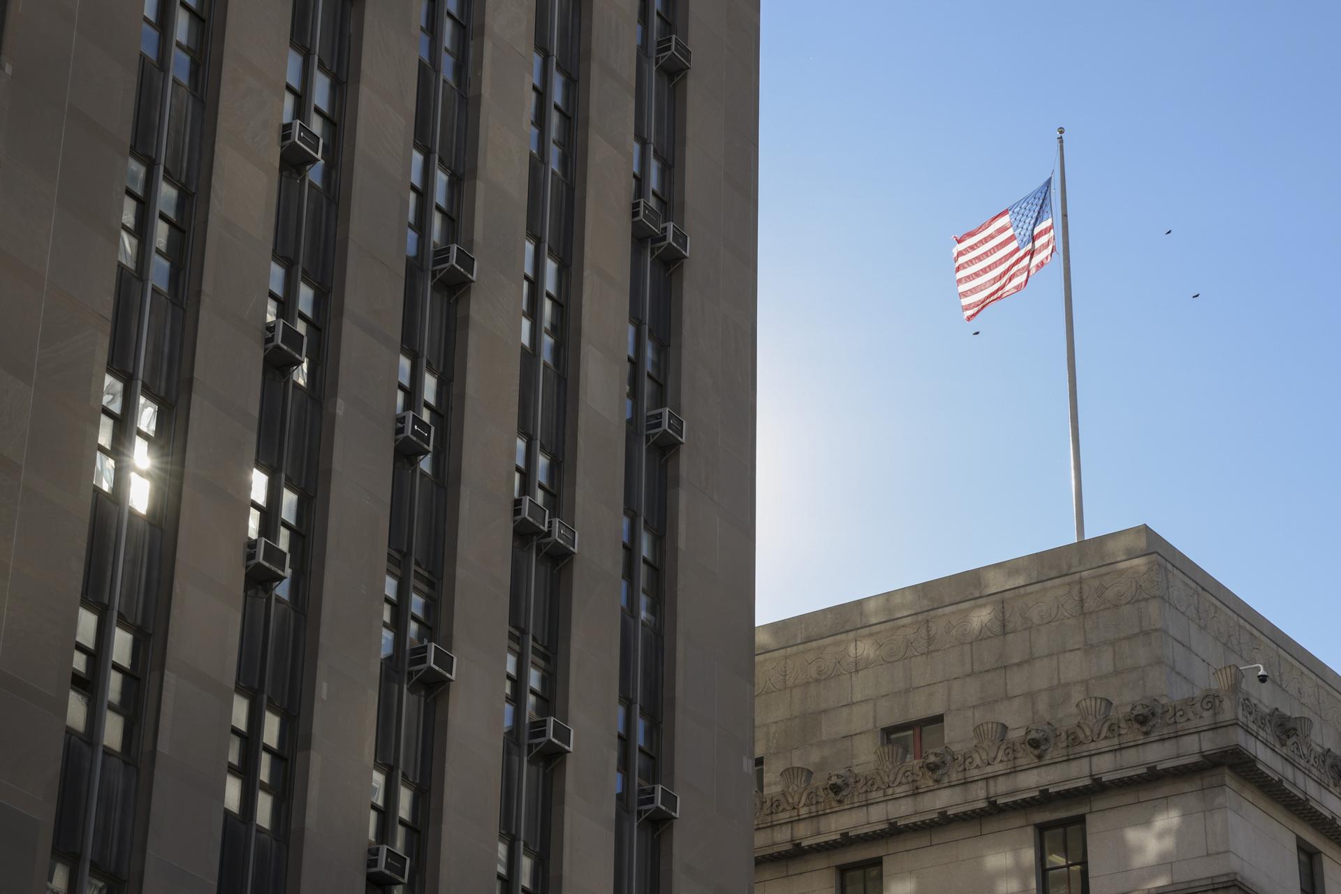NEW YORK (United States), 01/12/2025.- A US flag flies outside the Manhattan Criminal Court in New York, New York, USA, 01 December 2025. A series of pretrial hearings started at the Manhattan court for Luigi Mangione, who is charged with second-degree murder and related charges in the killing of Brian Thompson, the CEO of UnitedHealthcare on 04 December 2024. (Nueva York) EFE/EPA/SARAH YENESEL