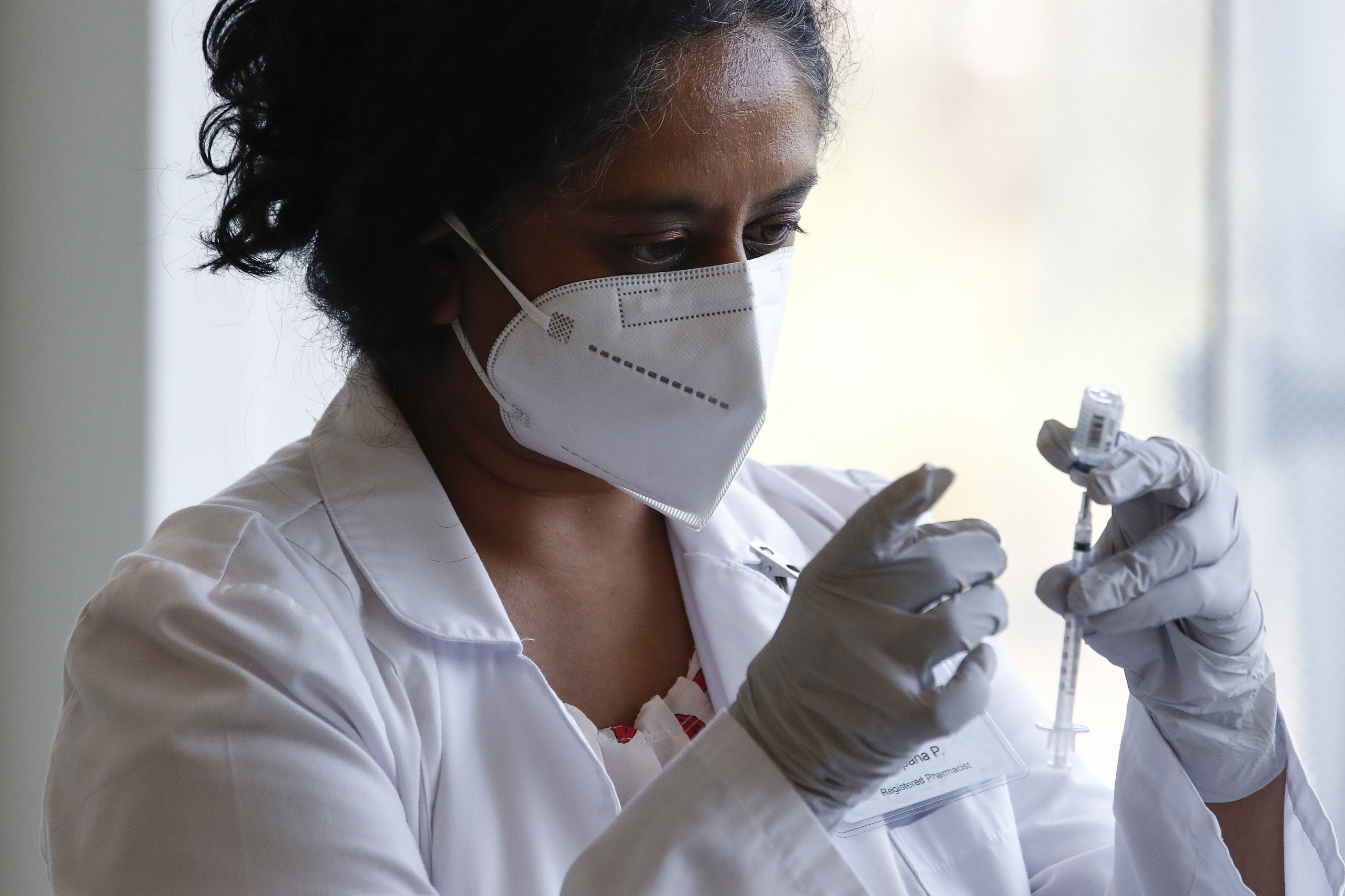West Hollywood (United States), 03/08/2022.- Healthcare worker Sapana Patel prepares a syringe with a dose of the Monkeypox vaccine, at a vaccination clinic at the West Hollywood Library, in West Hollywood, California, USA, 03 August 2022. Pop-up vaccination clinics have emerged across Los Angeles County, making vaccinations availble only for specific risk groups while supplies are limited. (Estados Unidos) EFE/EPA/CAROLINE BREHMAN