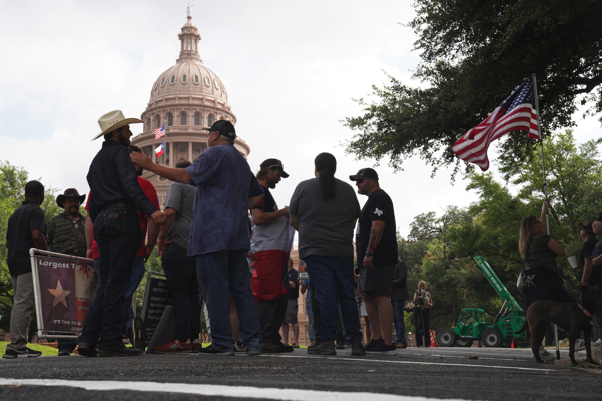 AUSTIN (United States), 14/06/2025.- People demonstrate before a scheduled “No Kings” protest in Austin, Texas, USA, 14 June 2025. “No Kings”  protests are expected to be held all over the country to protest President Donald Trump and his administration’s policies.  (Protestas) EFE/EPA/DUSTIN SAFRANEK 
Shutterstock Out
