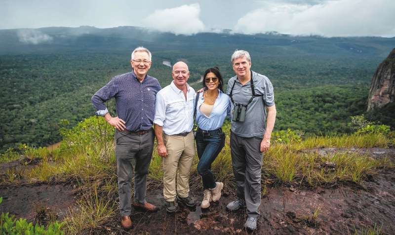 Andrew Steer, director ejecutivo de Bezos Earth Fund (izq.); Jeff Bezos, Lauren Sánchez (pareja de Bezos) y Cristian Samper en el PNN Chiribiquete, en la Amazonia colombiana. / Cortesía: Bezos Earth Fund