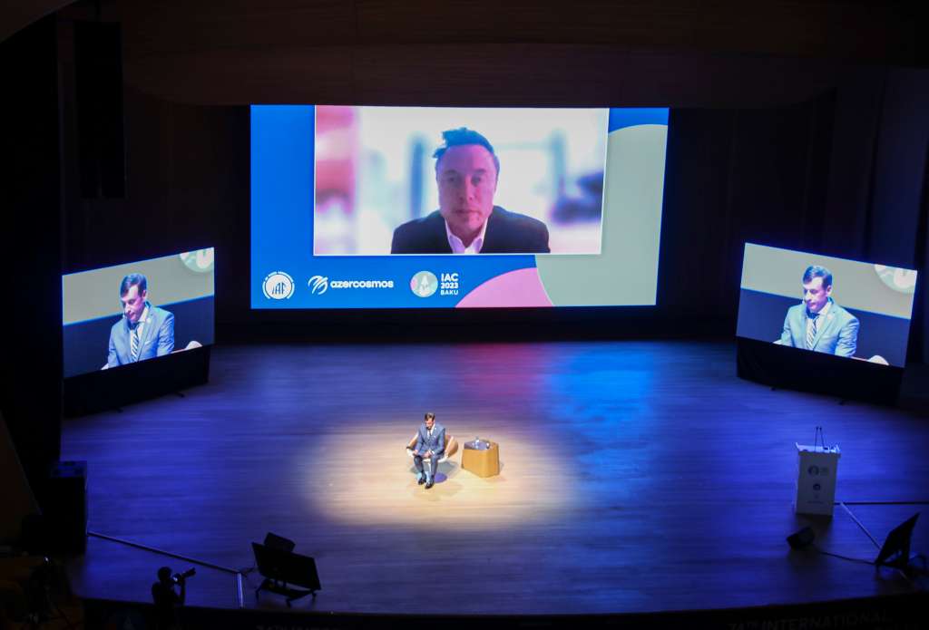 Baku (Azerbaijan), 05/10/2023.- SpaceX founder Elon Musk is seen on a screen as he is to deliver a speech at 74th International Astronautical Congress via video link in Baku, Azerbaijan, 05 October 2023. The 74th International Congress of Astronautics is taking place in Baku on October 2-6, 2023. Baku received the right to host the International Astronautical Congress during the elections to the General Assembly of the International Astronautical Federation, held in the US capital Washington in October 2019. The international event is attended by more than 5,300 representatives from 136 countries. (Elecciones, Azerbaiyán) EFE/EPA/ROMAN ISMAYILOV