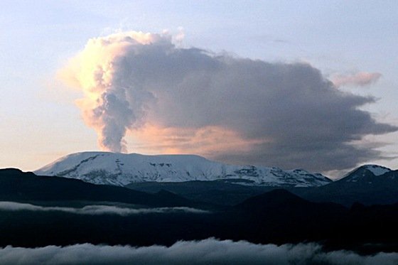 Alerta hospitalaria en Caldas y Tolima por actividad del volcán Nevado del Ruiz