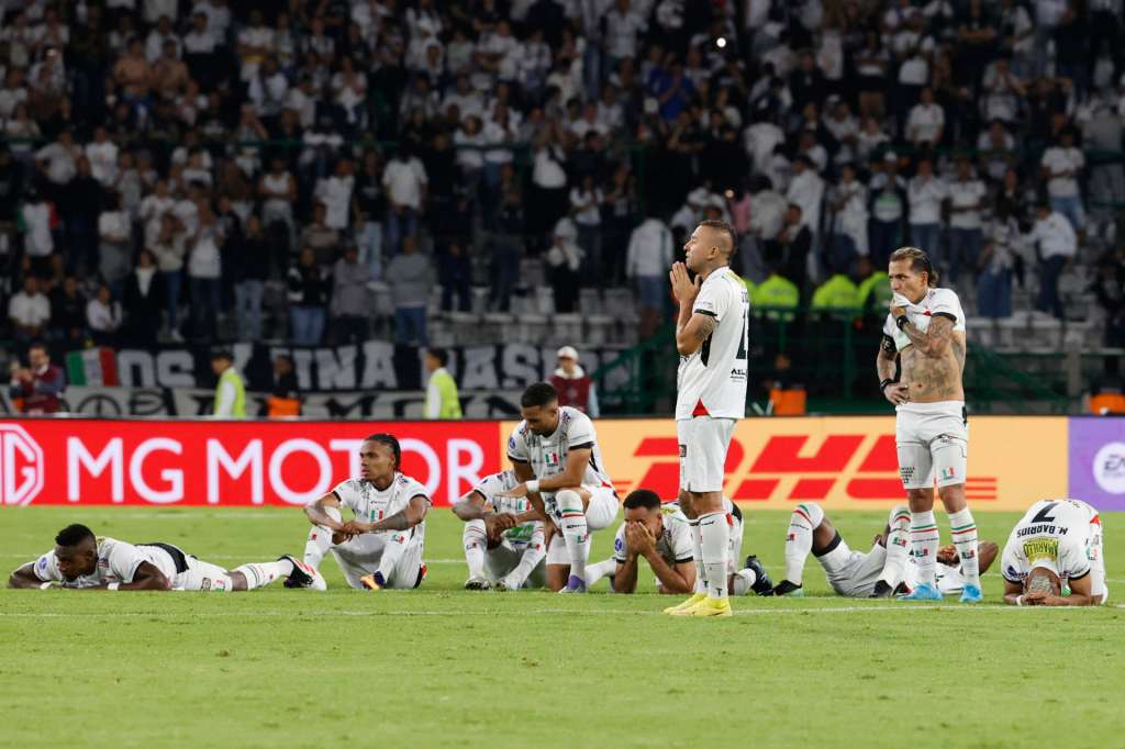 AME2129. MANIZALES (COLOMBIA), 24/09/2025.- Jugadores de Once Caldas se lamentan este miércoles, al perder en la ronda de penaltis un partido de cuartos de final de la Copa Sudamericana entre Once Caldas e Independiente del Valle en el estadio Palogrande en Manizales (Colombia). EFE/ Mauricio Dueñas Castañeda