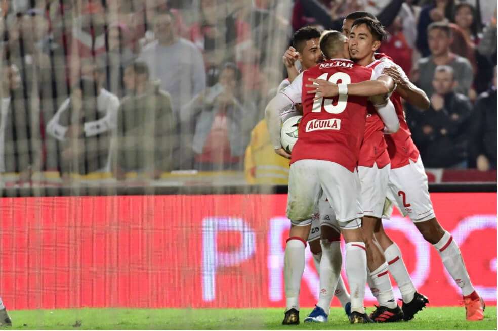 Sambueza es abrazado por sus compañeros en la celebración del gol que anotó este domingo ante Nacional. / Óscar Pérez - El Espectador