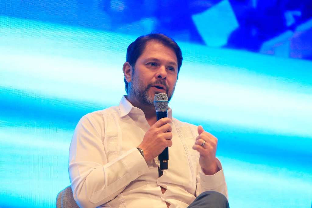 AME238. CARTAGENA DE INDIAS (COLOMBIA), 14/08/2025.- El senador estadounidense Rubén Gallego habla en la segunda jornada del Décimo Congreso Empresarial Colombiano este jueves, en Cartagena (Colombia). El senador estadounidense Bernie Moreno aseguró que el gobernante venezolano Nicolás Maduro no estará en la Presidencia en diciembre y advirtió que el país caribeño se merece un líder que se preocupe por su gente. EFE/ Ricardo Maldonado Rozo