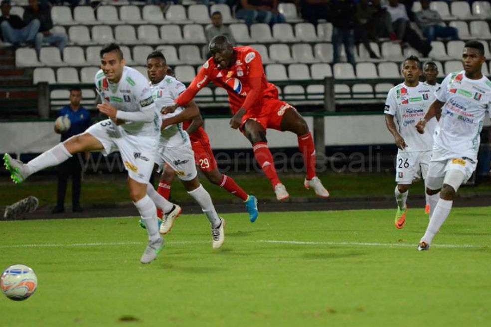 Cristian Martínez Borja remata a la portería de José Fernando Cuadrado en el empate sin goles entre América y Once Caldas. / América de Cali