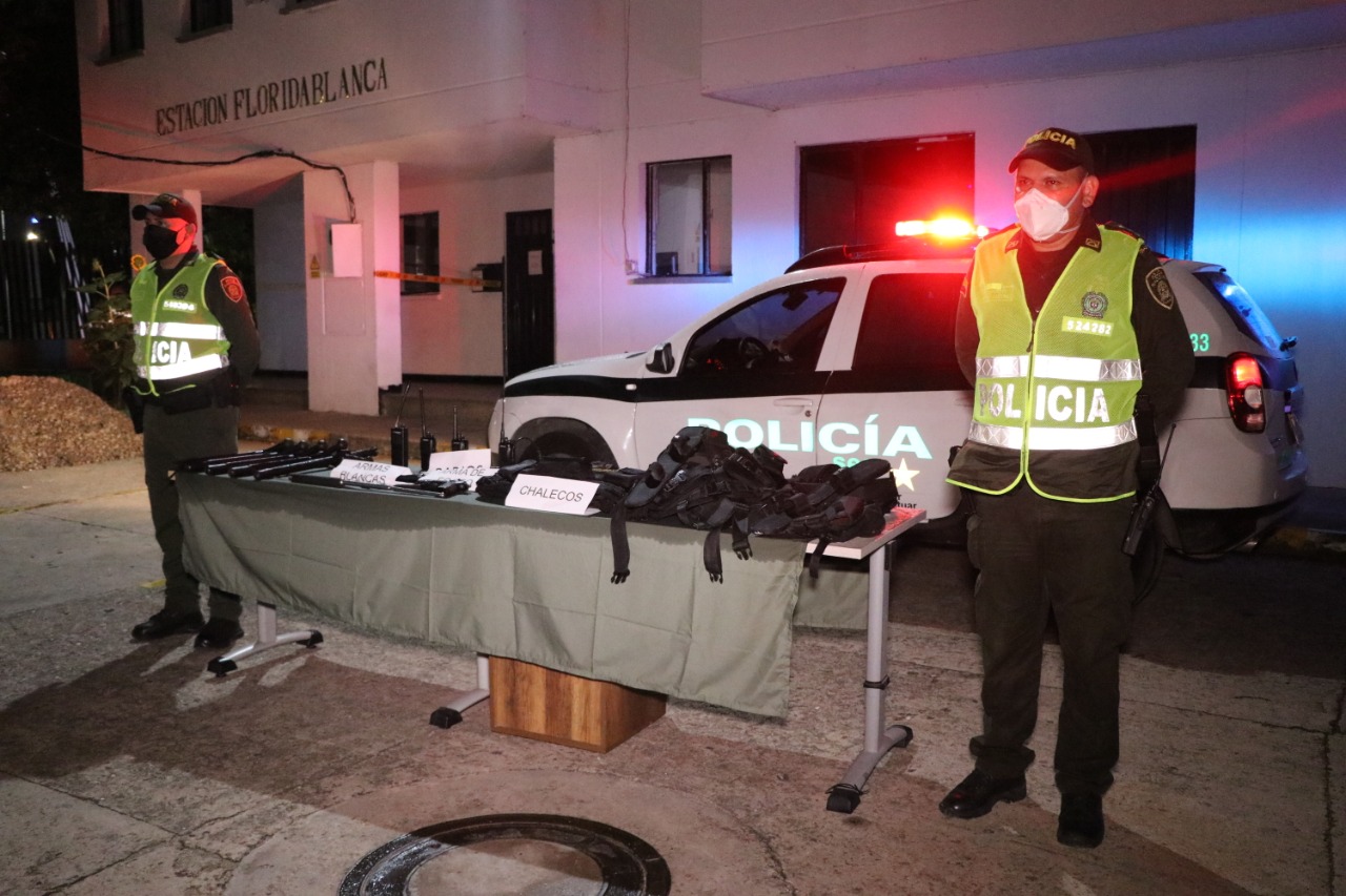 Policía Metropolitana de Bucaramanga incautó elementos usados por la vigilancia ilegal para golpear a habitantes de calle en Floridablanca (Santander). / Cortesía