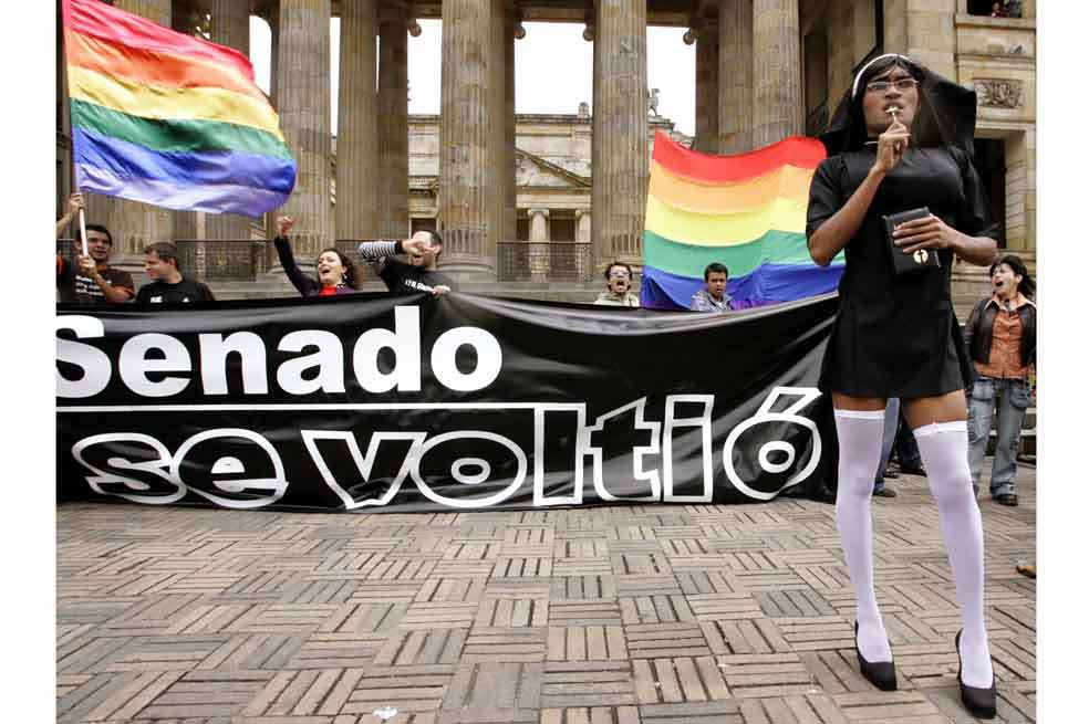 La comunidad LGBTI ha protestado varias veces contra el Congreso por su negativa a tramitar y aprobar el proyecto sobre matrimonio igualitario. / Reuters