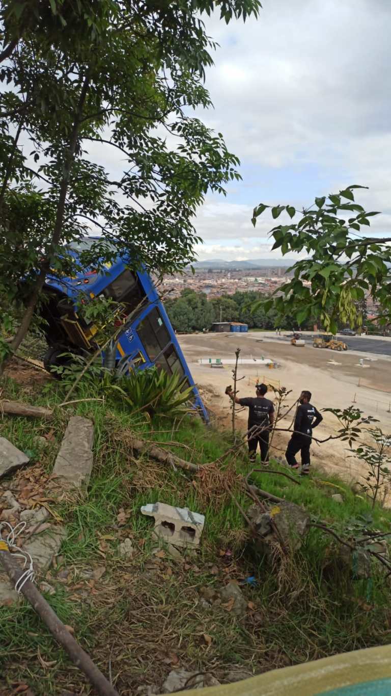 Personal de bomberos y unidades de rescate acordonaron la zona para evitar que el resto del muro colapse. / Cortesía.