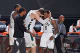 Los Bucks siguen con vida en los playoffs de la NBA