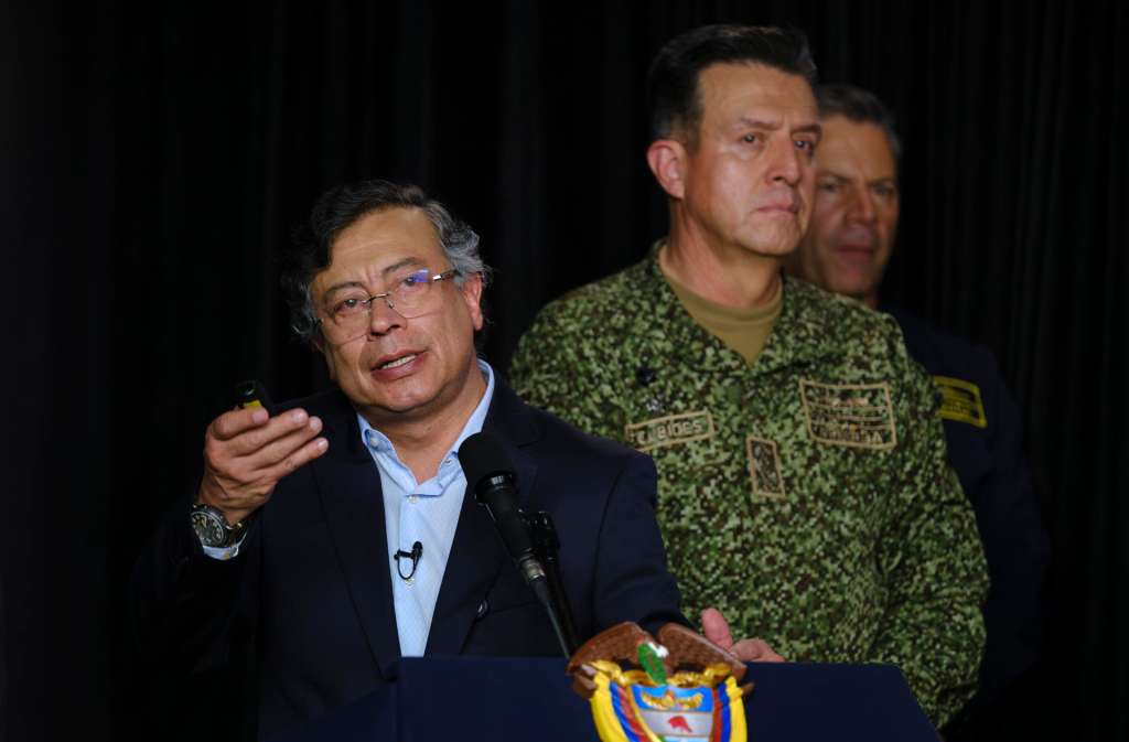 BOGOTÁ (COLOMBIA), 19/11/2025.- Fotografía cedida por la Presidencia de Colombia de su mandatario, Gustavo Petro (i), junto al comandante de las Fuerzas Militares, el almirante Francisco Cubides, durante una alocución este miércoles en Bogotá (Colombia). Petro aseguró que su Gobierno, que comenzó el 7 de agosto de 2022, no ha violado el derecho internacional humanitario (DIH) en los bombardeos ejecutados en las últimas semanas, en los que murieron al menos 12 menores reclutados por los grupos armados ilegales. EFE/ Presidencia de Colombia /SOLO USO EDITORIAL NO VENTAS/SOLO DISPONIBLE PARA ILUSTRAR LA NOTICIA QUE ACOMPAÑA (CRÉDITO OBLIGATORIO)