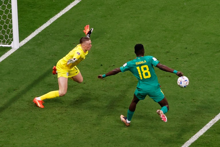Al Khor (Qatar), 04/12/2022.- Ismaili Sarr of Senegal (R) in action against goalkeeper Jordan Pickford of England during the FIFA World Cup 2022 round of 16 soccer match between England and Senegal at Al Bayt Stadium in Al Khor, Qatar, 04 December 2022. (Mundial de Fútbol, Jordania, Catar) EFE/EPA/Rolex dela Pena