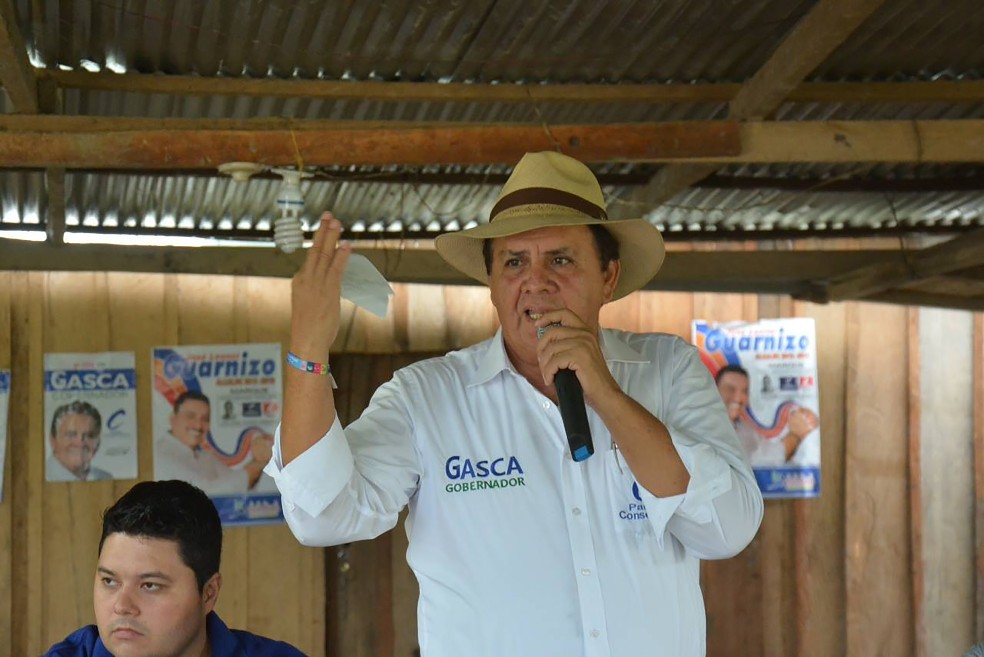 Arnulfo Gasca, gobernador de Casanare, de camisa azul y con microfóno en mano durante un evento publico.