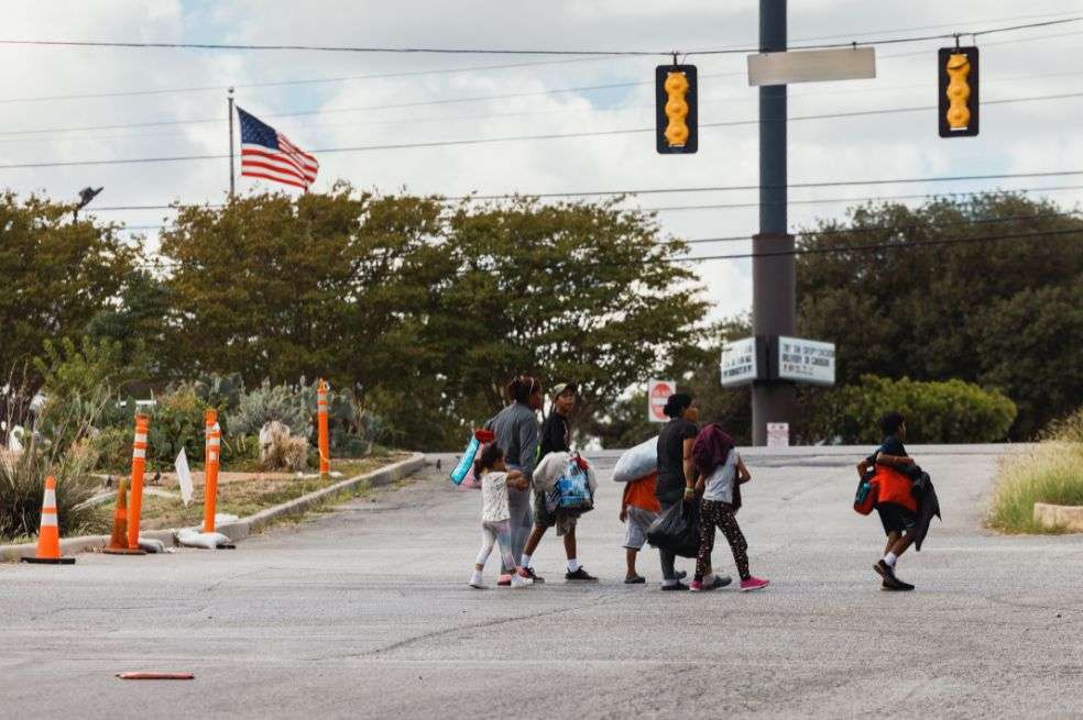 Los migrantes transportados a Martha’s Vineyard son venezolanos que hace poco cruzaron sin autorización la frontera suroeste y se entregaron a funcionarios fronterizos.