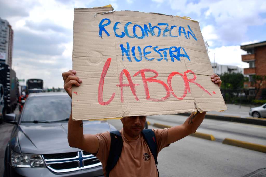 Manifestación y plan tortuga de los recicladores hacia el Ministerio de Vivienda exigiendo respeto a los acuerdos existentes sobre tarifas de aseo