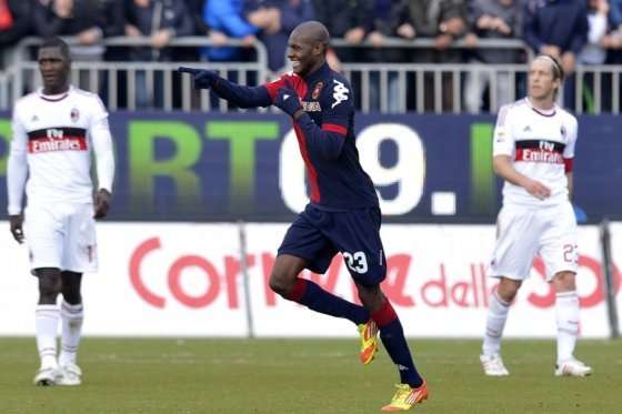 Víctor Ibarbo celebra uno de los goles con el Cagliari. Foto: AFP