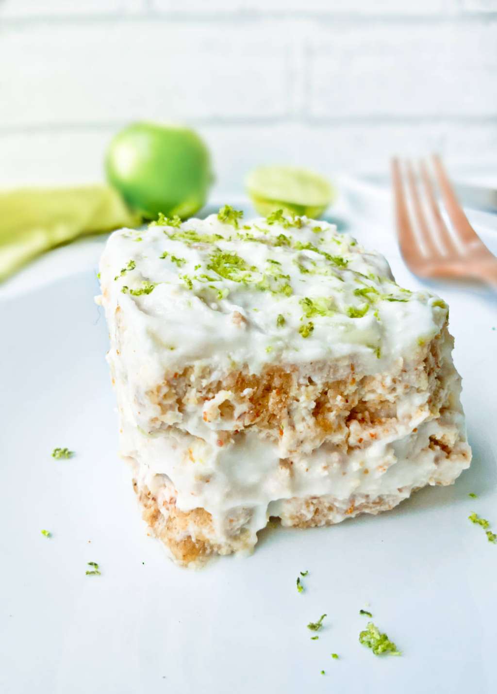 El postre en pedazos y lleva a la mesa con un buen té o café.
