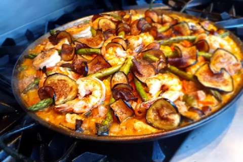 Receta para preparar paella de mariscos y pollo