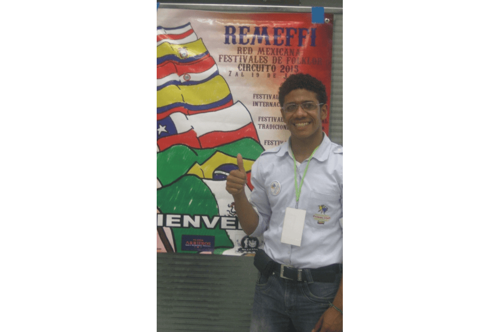 Álvaro, representando al país y a la Universidad del Valle en la Red Mexicana de Festivales de Folklor Circuito 2015.
