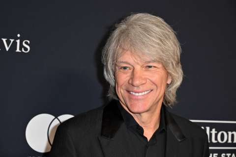 Bon Jovi lanza iniciativa millonaria para proteger perros sin hogar: así funciona