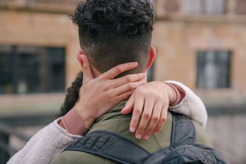 ¿Una estudiante puede ser sancionada por mostrar afecto a su novio en el colegio?