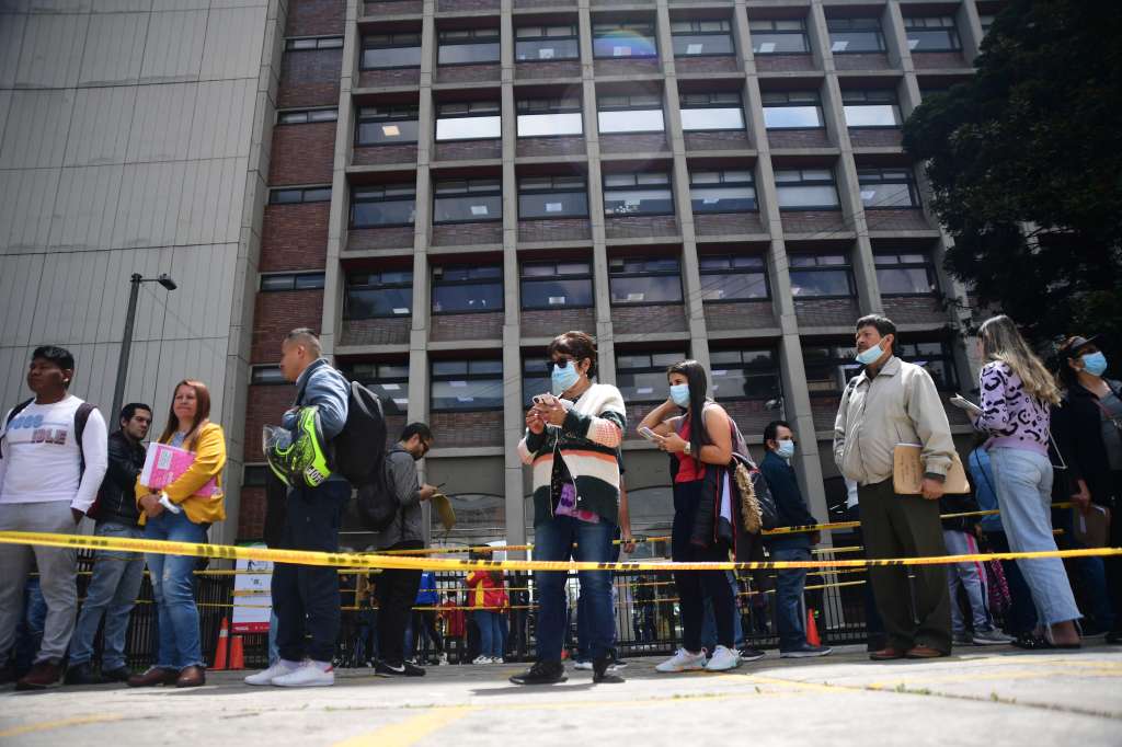 Filas durante el último día de pago del predial en la capital