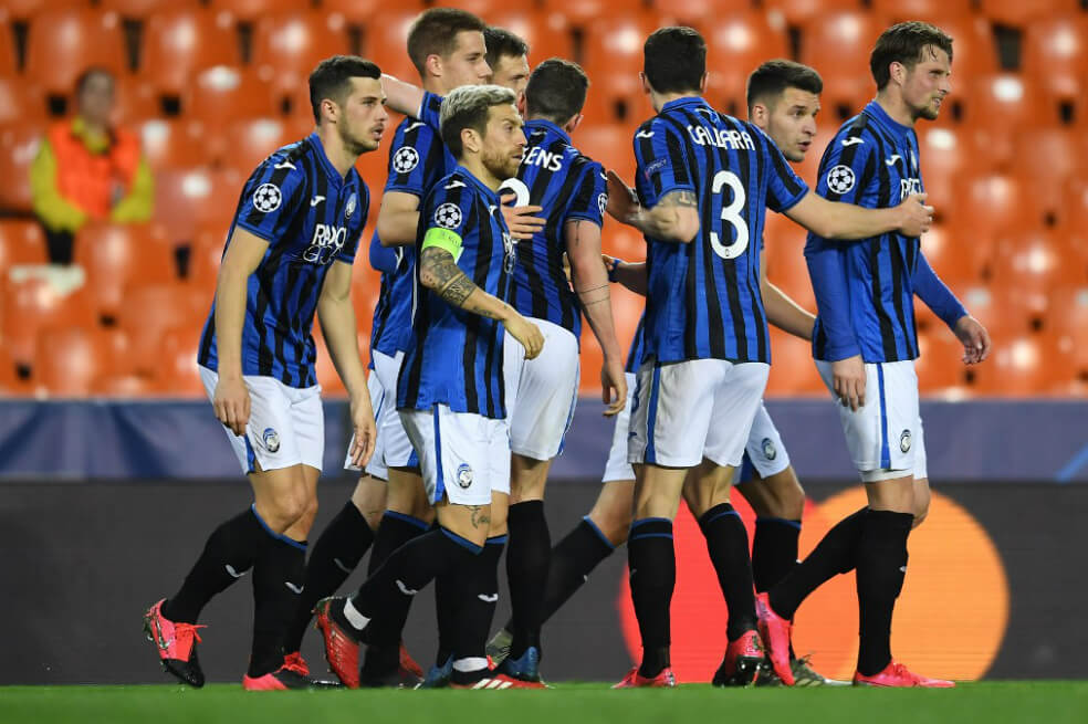 En un estadio vacío por la crisis del coronavirus, los jugadores de Atalanta celebran uno de los cuatro goles que anotó este martes el esloveno Josip Ili?i?. / AFP
