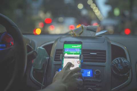 Bogotá: Falsos conductores de aplicaciones se dejan estrellar para robar pasajeros